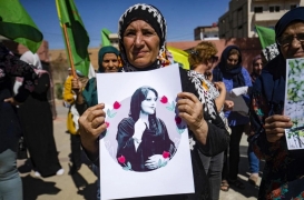 النساء الكرديات في الحسكة يتظاهرن تضامنًا مع مهسا أميني