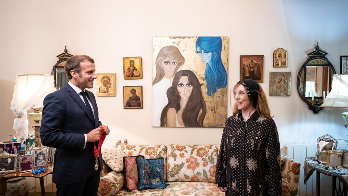 ماكرون خلال زيارته للفنانة فيروز في بيتها