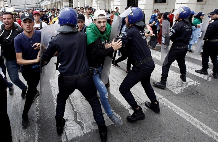 تواصل الاعتقالات في الجزائر