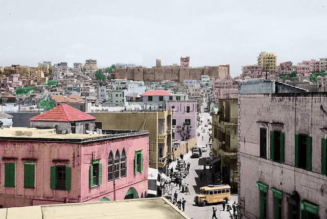 صورة قديمة تظهر فيها قلعة طرابلس وحولها بيوت القرميد