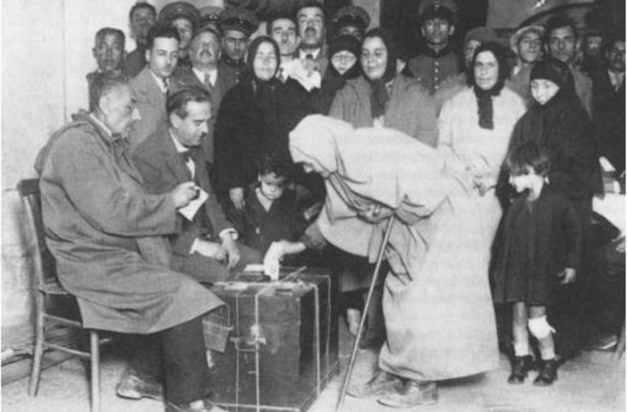 نساء تركيات يشاركن بانتخابات محلية عام 1930
