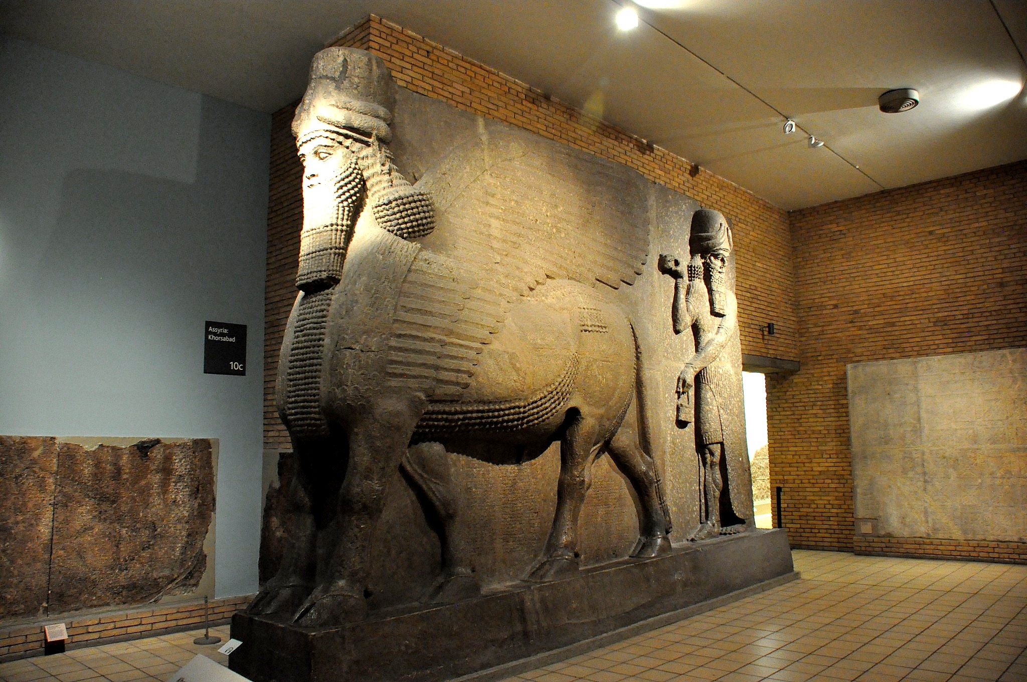 الثور المجنح رمز الحضارة الآشورية