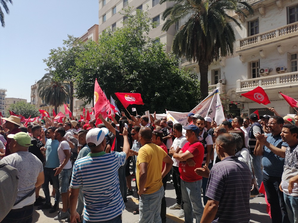 تجمع عام للعمال أمام مقر اتحاد الشغل
