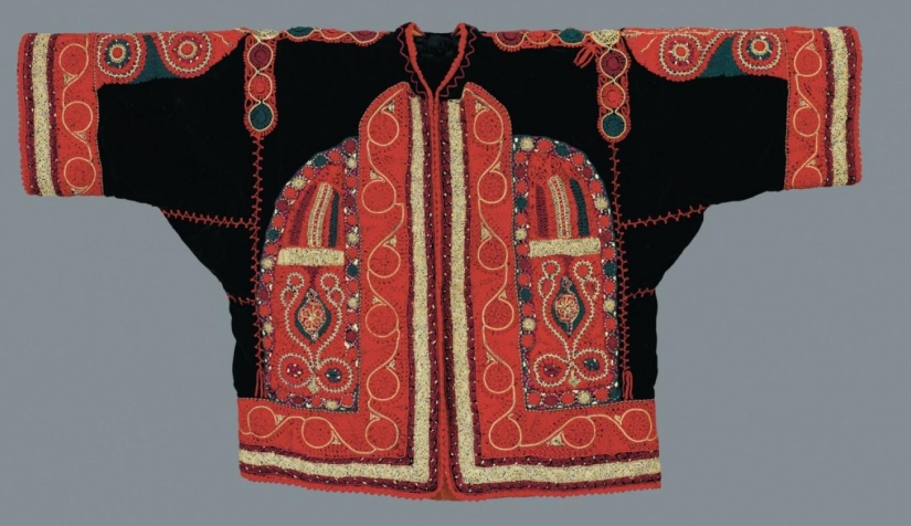 يعرض الكتاب أكثر من 500 صورة فوتوغرافية مطبوعة بالألوان، بما في ذلك صور المنسوجات المطرزة من الأزياء التقليدية
