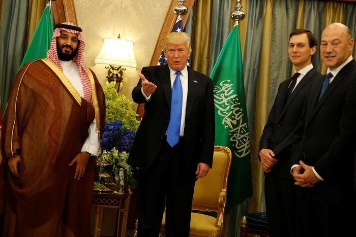  الرئيس ترامب، إلى جانب المستشارين جاريد كوشنر (الثاني من اليمين) وغاري كوهن (على اليمين) مع محمد بن سلمان في الرياض في أيار/ مايو 2017.