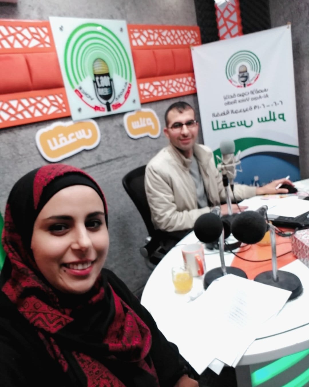 مها شهوان مع الصحفي الشهيد يوسف أبو حسين