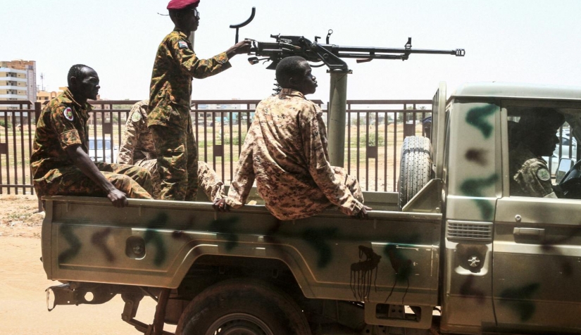 جنود سودانيون في قافلة تقل البشير إلى السجن بعد مثوله أمام محكمة الخرطوم