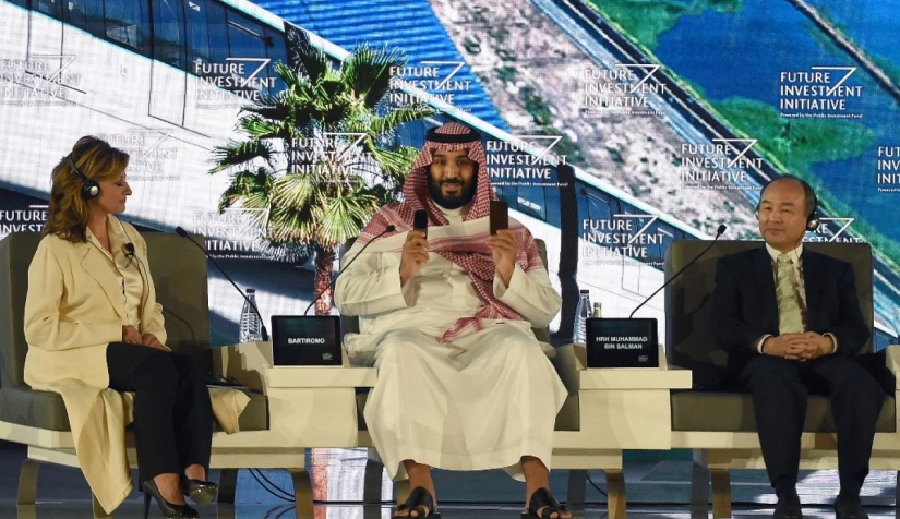 محمد بن سلمان وماسايوشي سون المدير التنفيذي لسوفت بنك في مؤتمر مبادرة الاستثمار المستقبلية في الرياض
