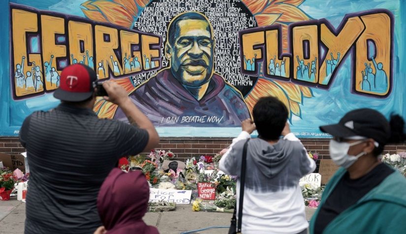 تجمع المواطنين أمام جدارية تذكارية خارج متجر "كوب فودز" حيث قتل جورج فلويد