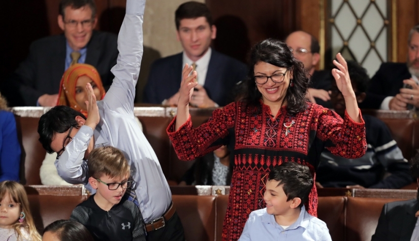عضوة الكونغرس الأمريكي رشيدة طليب سلطت الضوء على التاريخ الثري للباس الفلسطيني عندما ارتدت ثوبًا عند تأديتها لليمين السنة الماضية