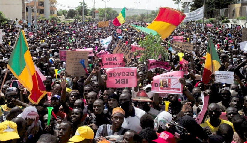 يطالب المحتجون في مالي باستقالة الرئيس