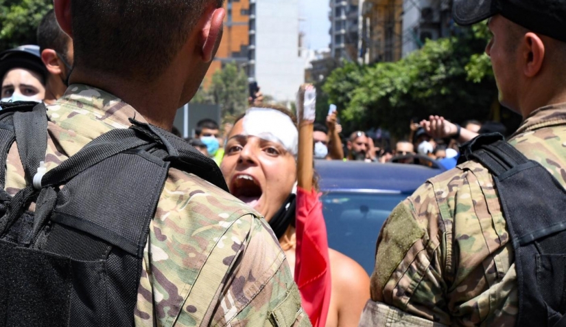 متظاهرة مصابة في المظاهرات المناهضة للحكومة اللبنانية يوم 6 أغسطس 2020