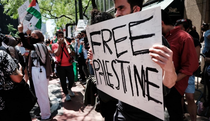 متظاهرون يحتشدون دعما للقضية الفلسطينية في مدينة نيويورك يوم 18 أيار/ مايو 2021. 