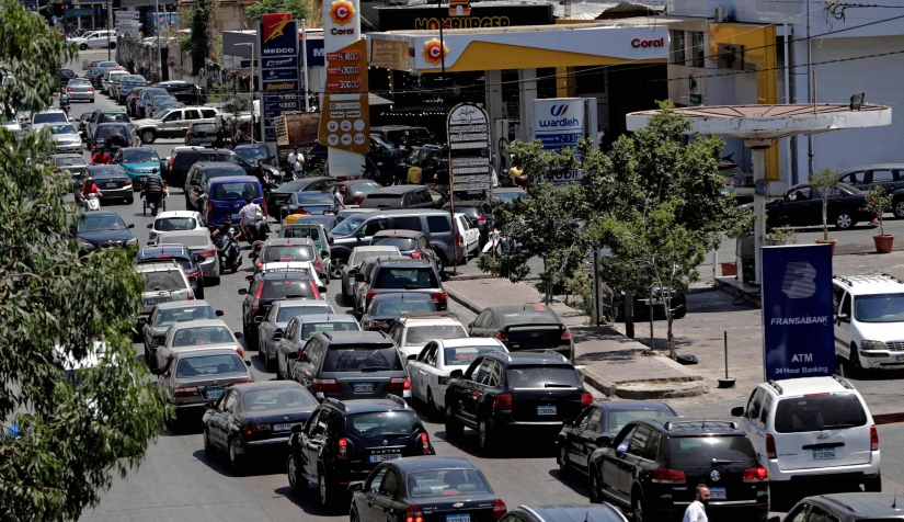 تصطف السيارات في طابور طويل عند إحدى محطات الوقود في العاصمة بيروت.