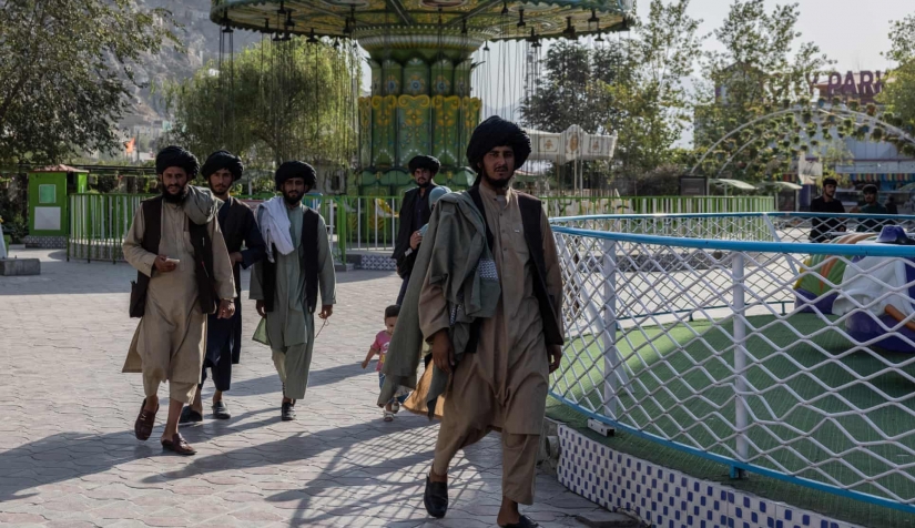 مقاتلو طالبان يزورون حديقة الملاهي في كابل