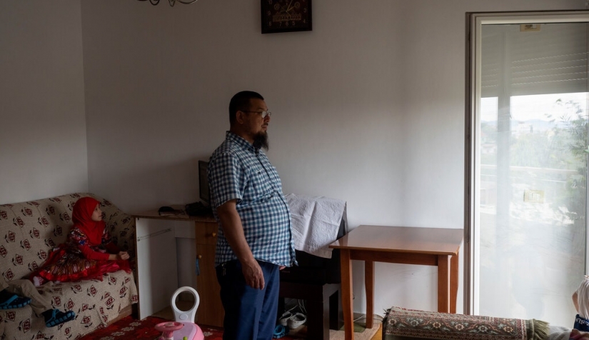 أبو بكر قاسم في منزله بتيرانا حيث حصل على حماية إنسانية في ألبانيا عام 2006