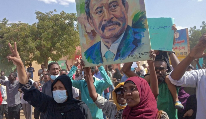 متظاهرون سوادنيون يحملون صورة لرئيس الوزراء عبد الله حمدوك في أم درمان الشهر الماضي