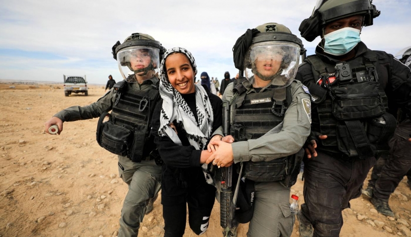 فتاة من البدو في أثناء اعتقالها من قوات الأمن الإسرائيلي خلال مظاهرة ضد تشجير قرية الأطرش في صحراء النقب