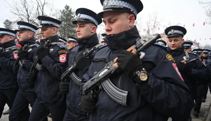 شرطة صرب البوسنة تشارك في الاحتفال بتأسيس جمهورية صربسكا في العاصمة بانيا لوكا يوم 9 يناير/كانون الثاني 2022