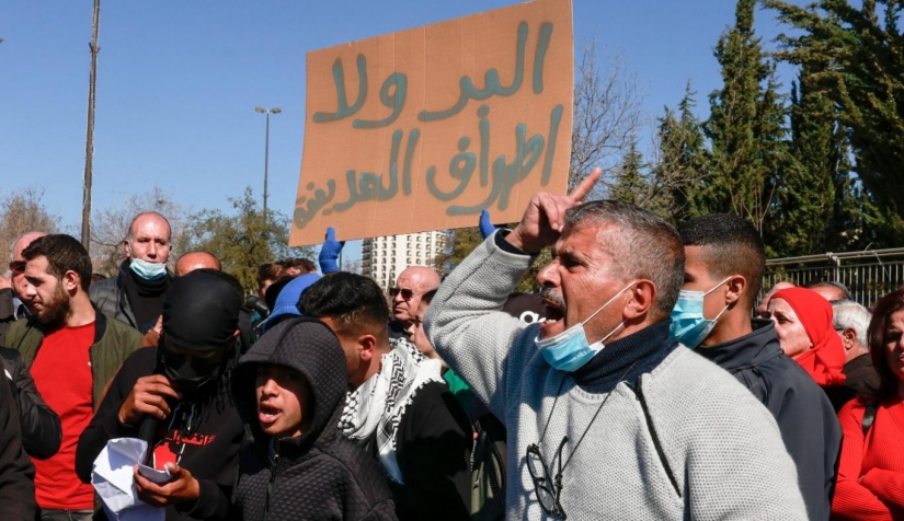 فلسطينيون يتظاهرون أمام مكتب رئيس الوزراء الإسرائيلي ضد خطة تشجير النقب