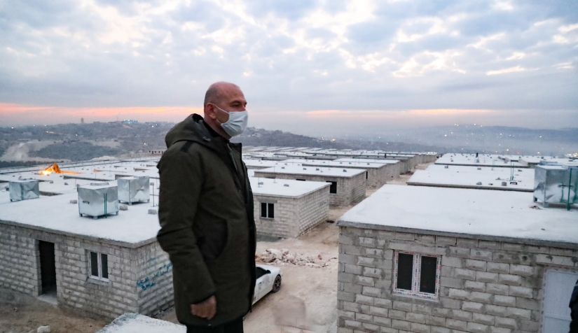 وزير الداخلية التركي سليمان صويلو في زيارة لأحد المجمعات السكنية التي أنجزتها تركيا في شمال سوريا