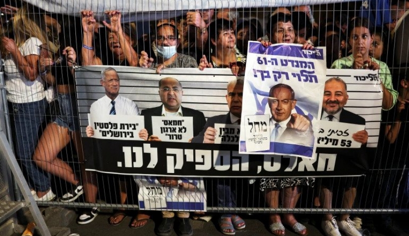 أنصار رئيس الوزراء الإسرائيلي السابق بنيامين نتنياهو في حدث لحملته الانتخابية