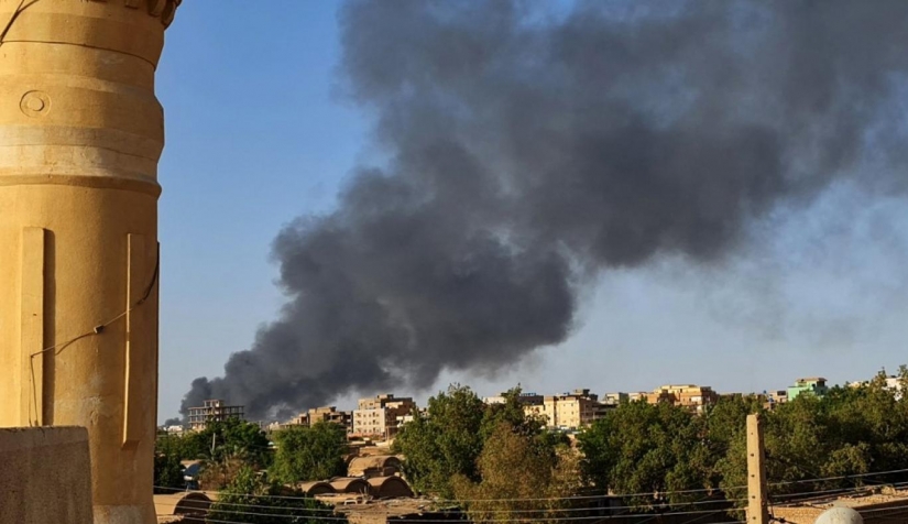 تصاعد الدخان فوق المباني في الخرطوم مع استمرار القتال.