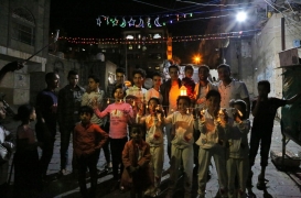 اليمنيون يحتفلون بأول ليلة في رمضان في شوارع تعز