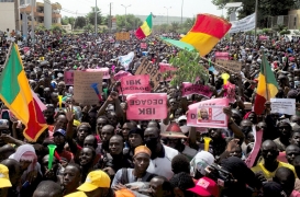 يطالب المحتجون في مالي باستقالة الرئيس
