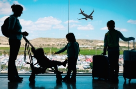 من الأفضل أن يشارك الأطفال في اختيار وجهة السفر قدر الإمكان.