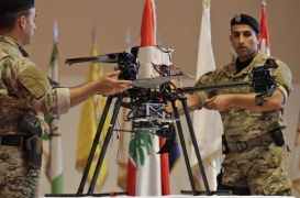 جنود لبنانيون يحملون طائرة درون إسرائيلية بعد سقوطها في بيروت 2019
