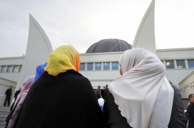 نساء مسلمات في مسجد بمدينة ستراسبورغ في فرنسا عام 2012
