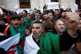يسعى جزائريون للإطاحة بالنظام