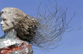 صنع الفنانون اللبنانيون تمثالًا باستخدام أنقاض انفجار مرفأ بيروت