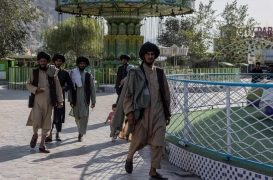 مقاتلو طالبان يزورون حديقة الملاهي في كابل