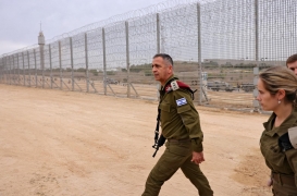 أفيف كوخافي -رئيس الأركان العامة للجيش الإسرائيلي- يمشي بجوار السياج على الحدود بين غزة و"إسرائيل".