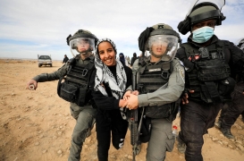 فتاة من البدو في أثناء اعتقالها من قوات الأمن الإسرائيلي خلال مظاهرة ضد تشجير قرية الأطرش في صحراء النقب
