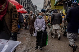 تبيع شايستا الحقائب البلاستيكية في سوق كابول