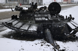 صورة أصلية لدبابة روسية مهجورة قرب مدينة خاركيف الأوكرانية خلال الغزو هذا الأسبوع