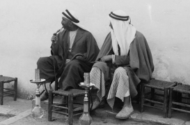تُظهر تلك الصورة رجلين عربيين يجلسان في القدس خلال عشرينيات القرن الماضي