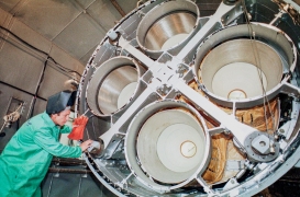 مهندس يفحص محرك صاروخ باليستي عابر للقارات في دنيبرو بأوكرانيا عام 1996