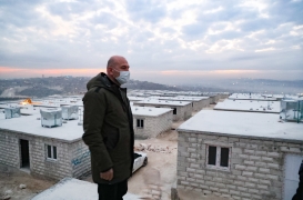 وزير الداخلية التركي سليمان صويلو في زيارة لأحد المجمعات السكنية التي أنجزتها تركيا في شمال سوريا