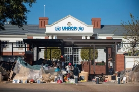 اللاجئون يتخذون مأوى لهم أمام مركز اللاجئين التابع للأمم المتحدة بجنوب إفريقيا