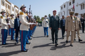 أفراد من الجيش المغربي يؤدون التحية لرئيس الأركان الإسرائيلي