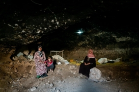 انتقلت عائلة أبو صبحة إلى الكهوف بعد هدم منزلها 3 مرات في خربة الفخيت بالضفة الغربية المحتلة