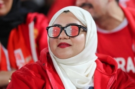 مشجعة بحرينية تنتظر بداية مباراة كأس الخليج العربي بين البحرين والسعودية في إستاد خليفة الدولي بالعاصمة القطرية الدوحة عام 2019