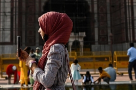 سيدة تلتقط صورة بهاتفها لمسجد الجامع في نيودلهي