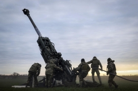 جنود أوكرانيون يعدون مدافع أمريكية الصنع لاستخدامها ضد مواقع روسية في خيرسون.
