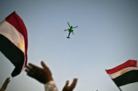 مروحية مصرية تحلق فوق مسيرة يوم 7 يوليو/تموز 2013 بميدان التحرير في القاهرة