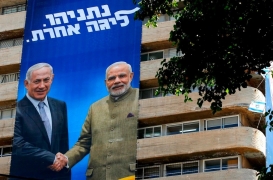 لافتة انتخابية لحزب الليكود معلقة على ظهر مبنى، يصافح فيها نتنياهو، الزعيم الهندي مودي